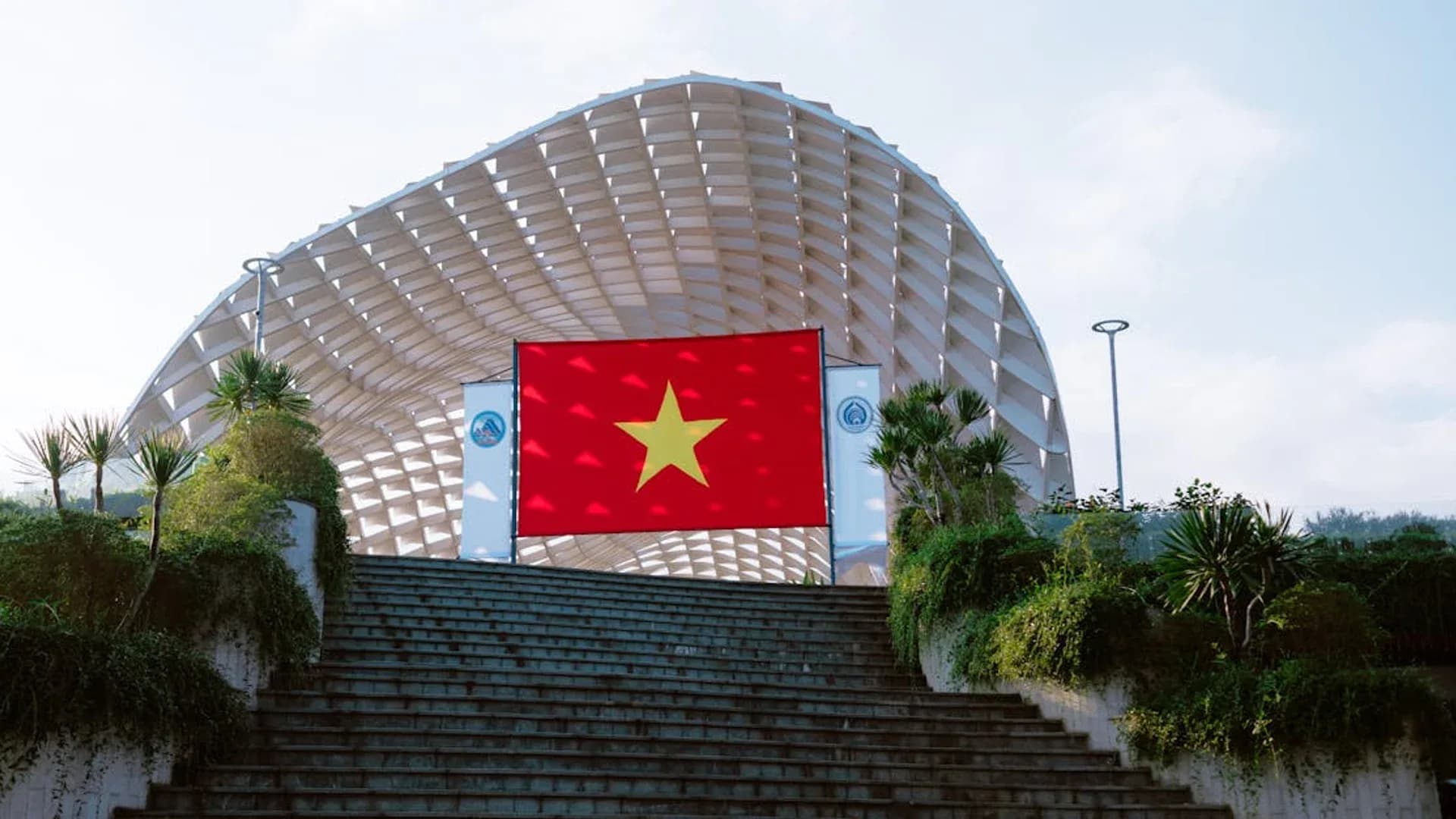 Bendera ASEAN — ilustrasi konektivitas regional