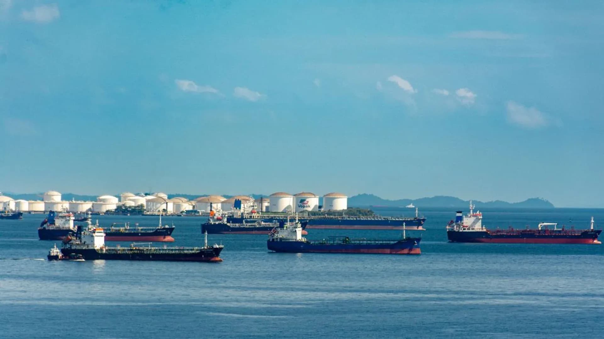 Kapal tanker melintasi jalur laut, ilustrasi pelayaran di Selat Hormuz
