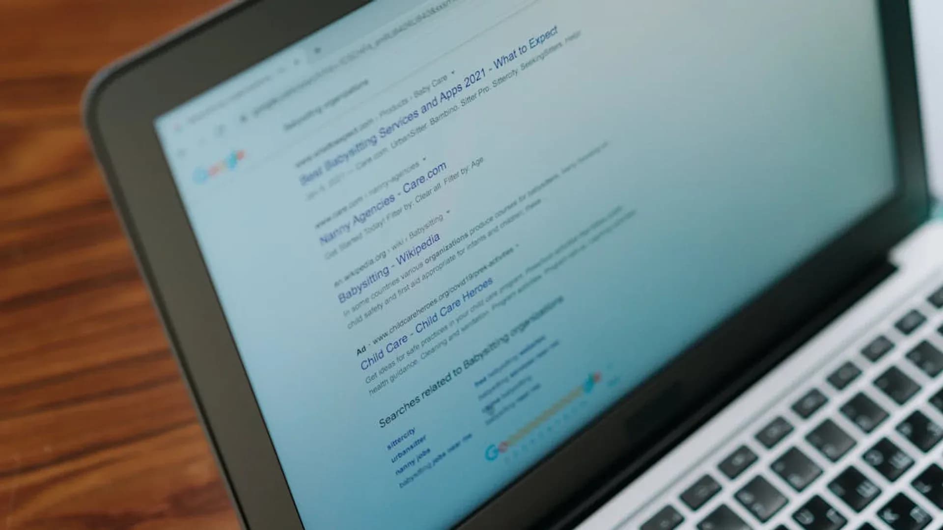 Layar laptop menampilkan kotak pencarian — ilustrasi mesin pencari berbasis AI