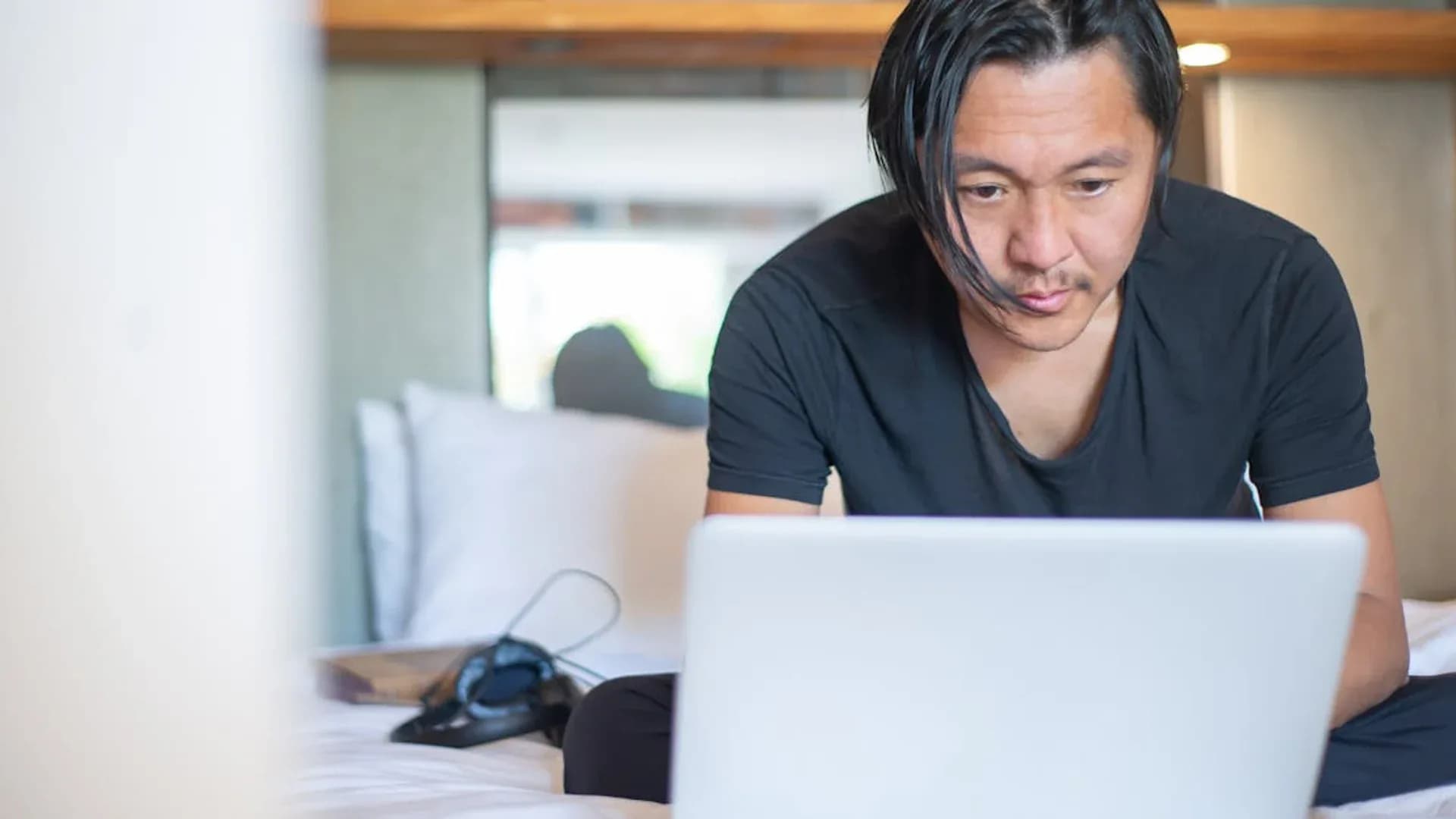 Freelancer bekerja di laptop — ilustrasi pajak penghasilan content creator