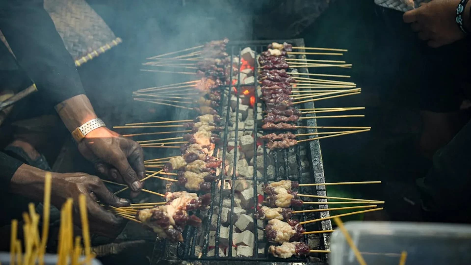 Pembuatan sate Indonesia — ilustrasi kuliner sate Madura, Padang, dan Maranggi