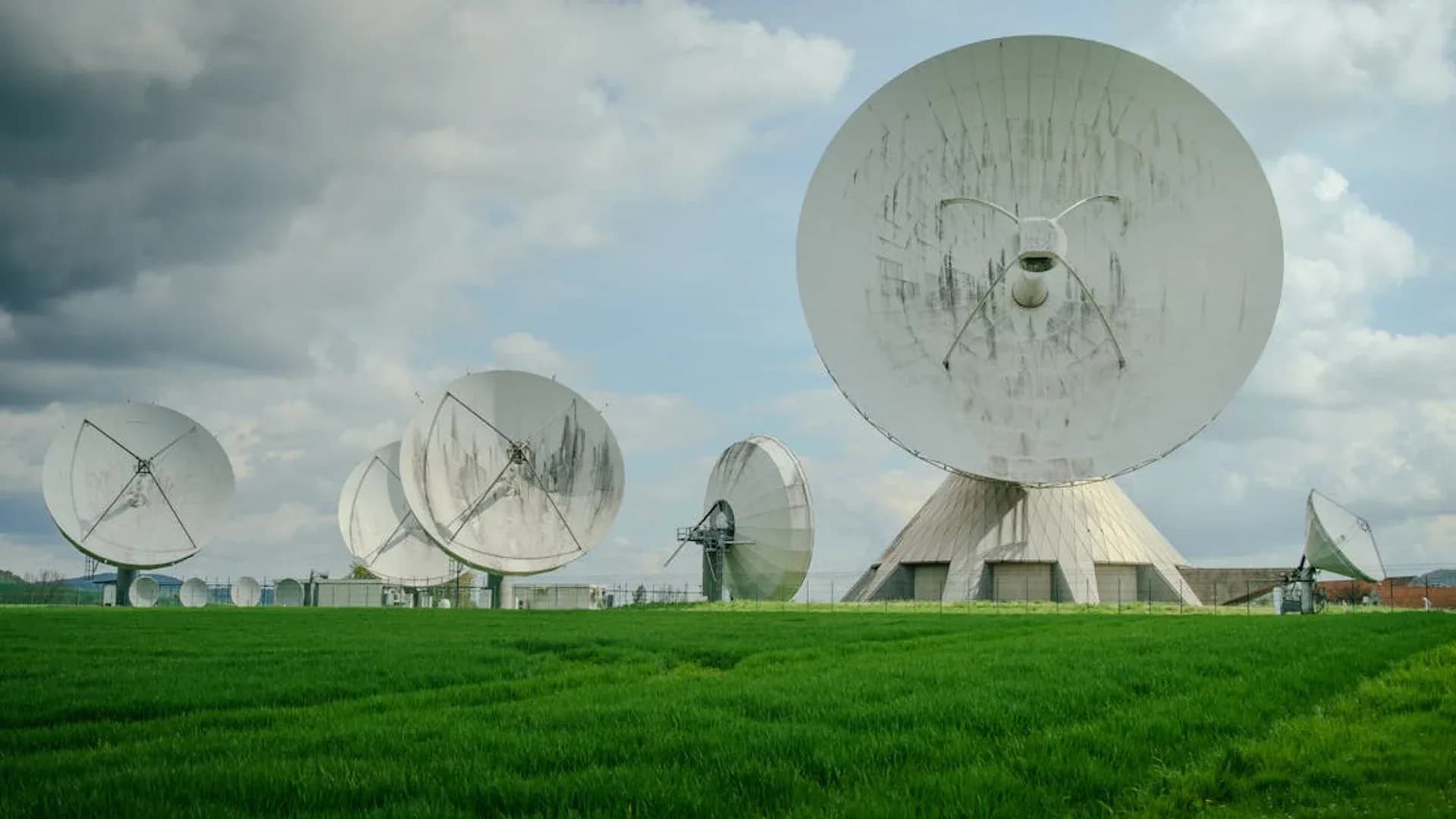 Antena Starlink — ilustrasi internet satelit di Indonesia