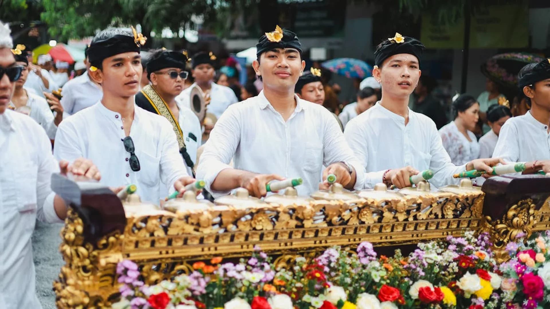 Alat musik gamelan tradisional Jawa — ilustrasi musik kontemporer Indonesia
