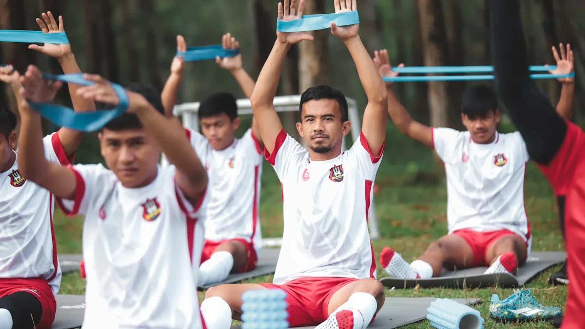 Latihan akademi sepakbola usia muda