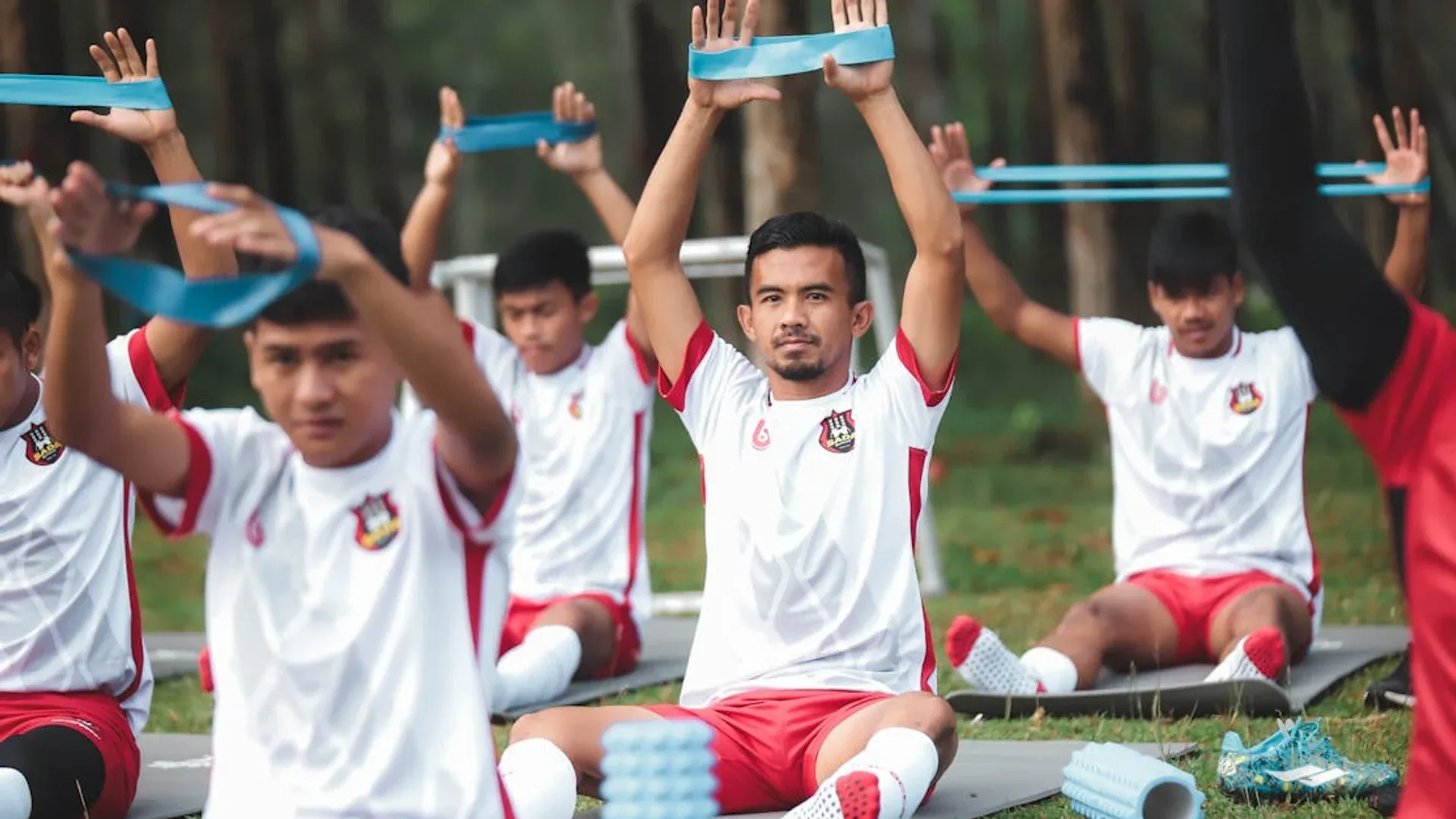 Latihan akademi sepakbola usia muda
