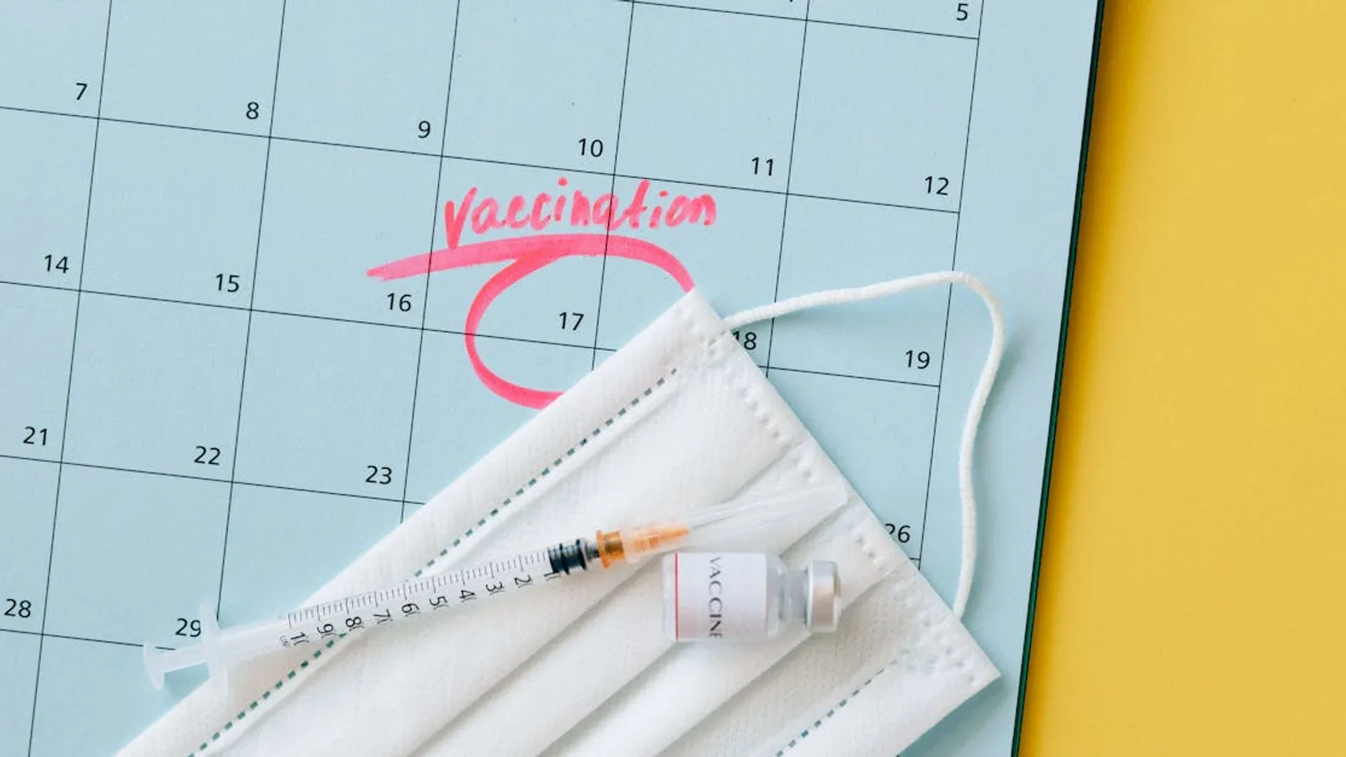 Vaksinasi di klinik · ilustrasi program imunisasi HPV Indonesia